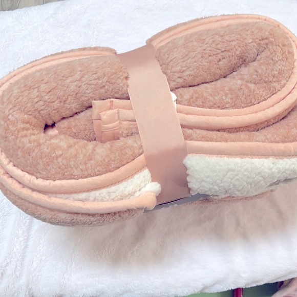 UGG Sherpa throw, Classic Sherpa Throw - Picture 6 of 8